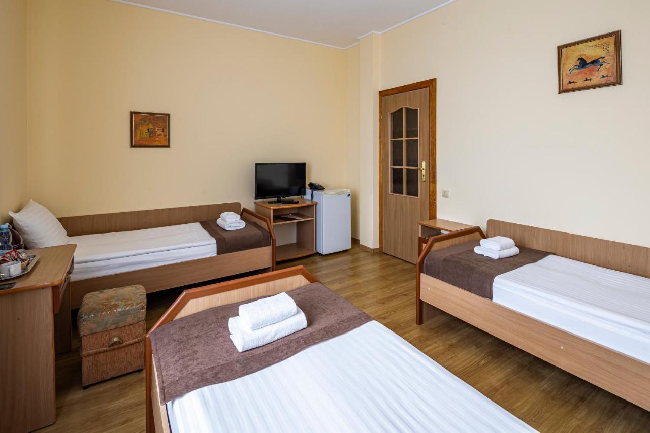 Hotel Galaktika Vynnyky Exterior photo